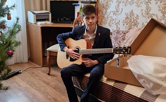 Председатель Правительства Курской области подарил курскому школьнику гитару