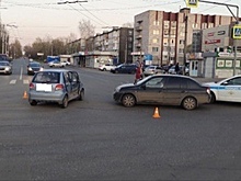 Две иномарки столкнулись на перекрестке в Вологде