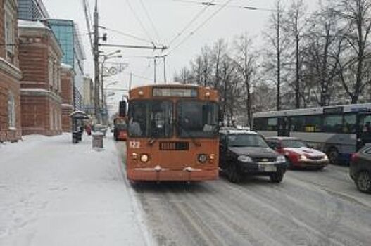 В центре Перми произошла массовая авария с троллейбусом