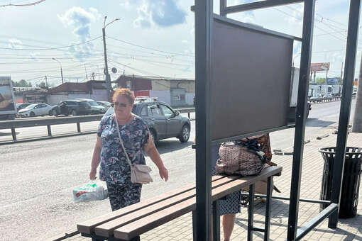 Барную скамейку вместо лавочки установили на остановке в Нижнем Новгороде