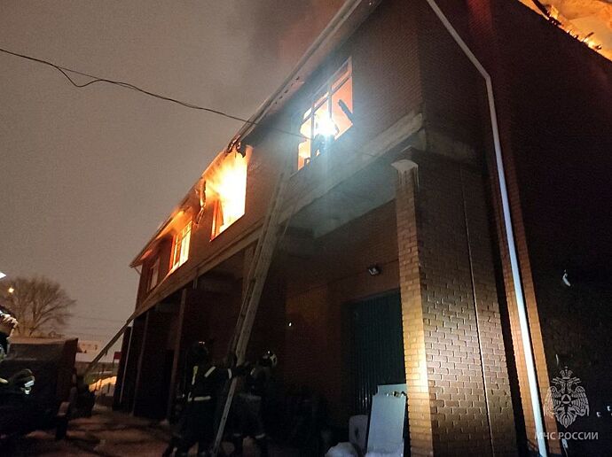 Двухэтажный кирпичный дом загорелся ночью в Ижевске на улице Азина