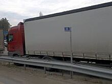 Грузовая фура парализовала движение на трассе М-4 в Ростовской области