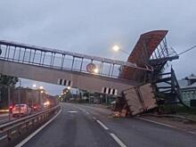 Грузовик снес надземный переход над трассой М-7 "Волга"