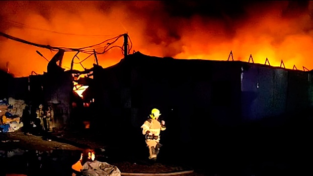 Огненное марево: кадры работ по тушению горящих ангаров в Нижнем Новгороде