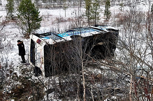 Под Мурманском пассажирский автобус съехал в кювет и перевернулся