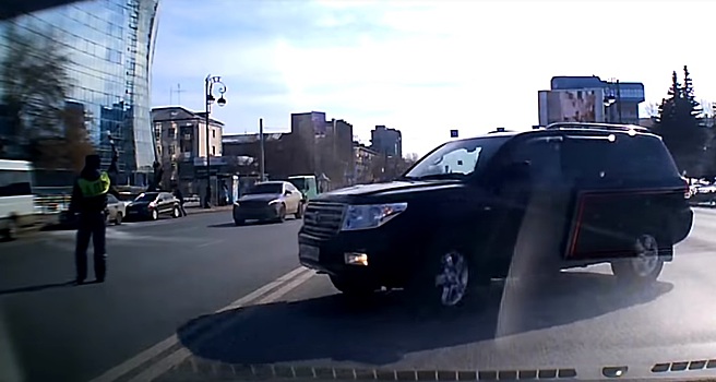 А так можно? В Тюмени регулировщик помог водителю Land Cruiser развернуться через двойную сплошную