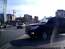 А так можно? В Тюмени регулировщик помог водителю Land Cruiser развернуться через двойную сплошную
