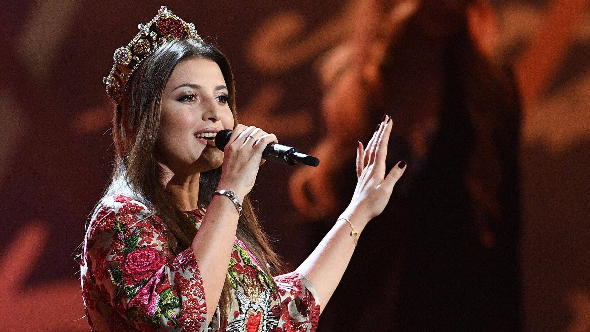 Жасмин прокомментировала идею о выплате зарплаты домохозяйкам