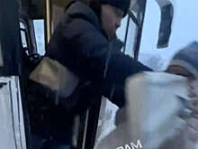 В Туле на видео сняли, как мужчина ударил по голове и толкнул пассажирку автобуса