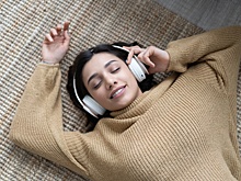 Исследование: взрослые чаще засыпают под поп-музыку, а дети - под подкасты