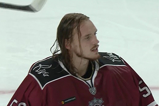 Российский хоккеист сломал шайбой маску вратарю