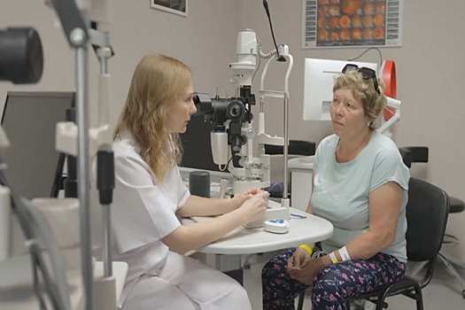 Госпремию за уникальный метод лечения сетчатки получили врачи в Новосибирске