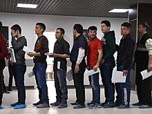 Мигранты начали ночевать под стенами российского вуза с одной целью