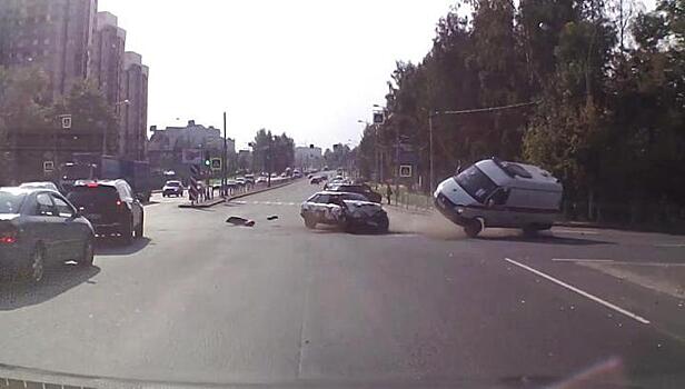 Мощное столкновение легковушки со скорой во Всеволожске сняли на видео