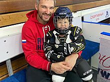 3-летний сын Александра Овечкина тренируется с командой отца-хоккеиста