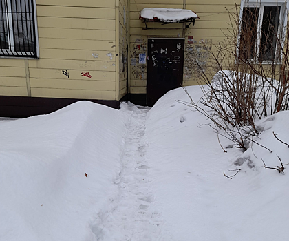 Кузбассовцы пожаловались на нечищенную тропинку