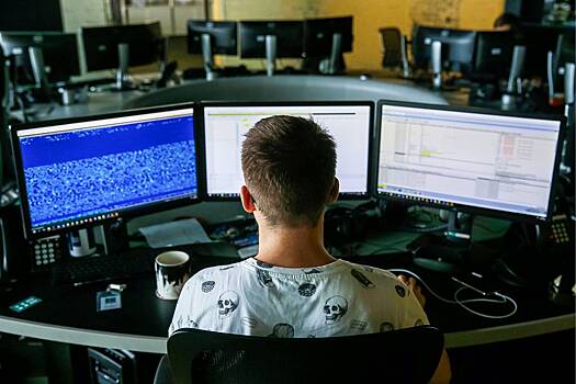 «Выгоревшие руководители могут уйти в доставку» Почему зарплаты айтишников и курьеров в России сравнялись?