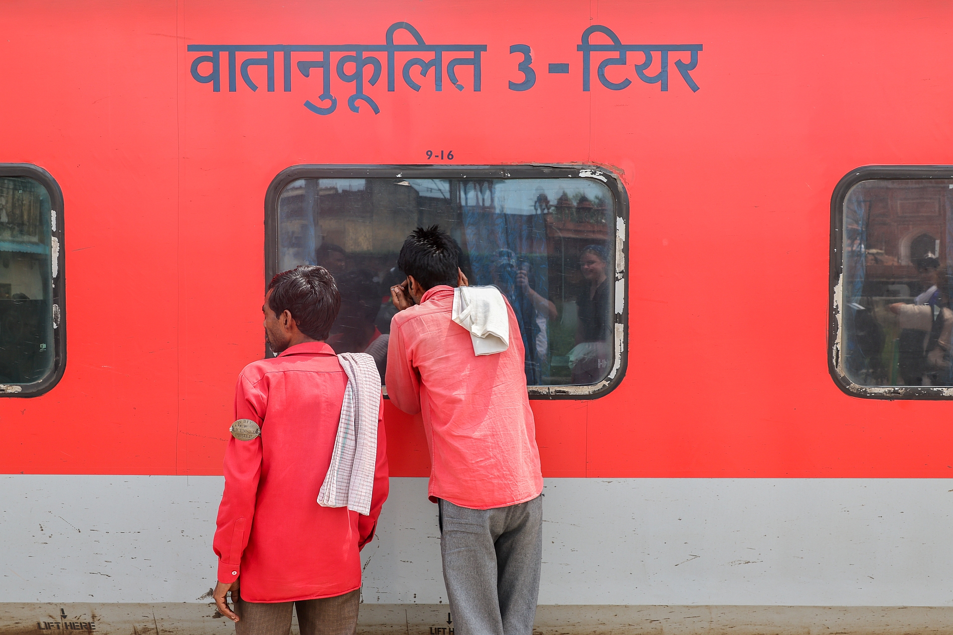 В Индии при столкновении пассажирского поезда с грузовым погибли шесть человек