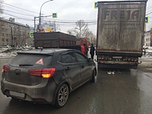 «Киа» зацепил фуру на Никитина: затор держится больше часа