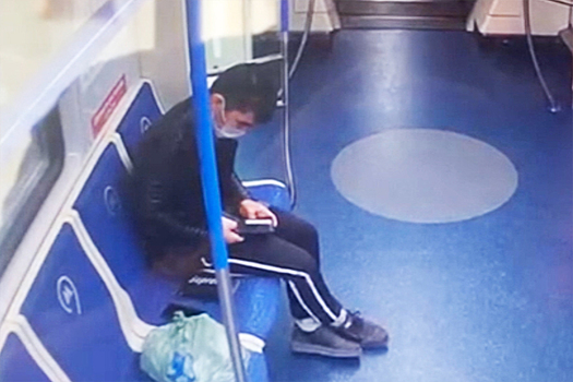 Мигрант подобрал в московском метро забытый кошелек и попал в полицию