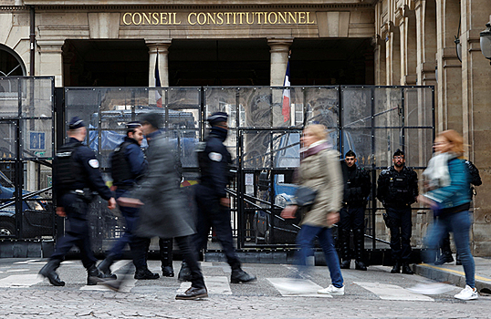 Конституционный совет Франции признал законной вызвавшую протесты пенсионную реформу