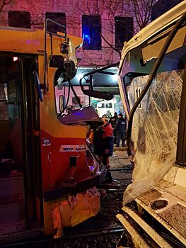 В Краснодаре произошло лобовое столкновение автобуса с трамваем