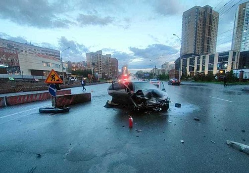 Автомобиль Toyota Sprinter загорелся после ДТП в Октябрьском районе Новосибирска