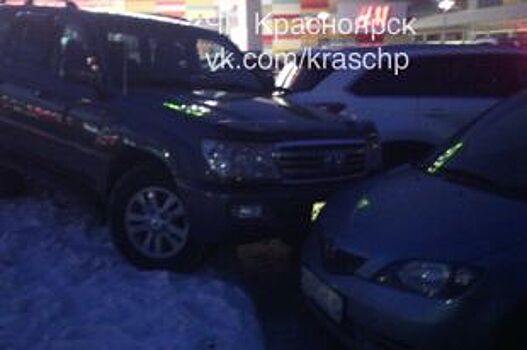 В Красноярске внедорожник сам завелся и попал в аварию