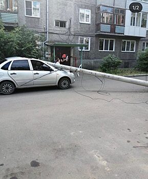 В Красноярске на машину с водителем рухнул бетонный столб