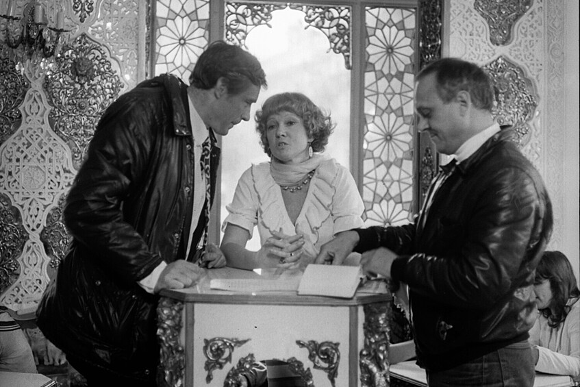 Александр Михайлов, Людмила Гурченко и Владимир Меньшов на съемках фильма «Любовь и голуби».  Как отмечал впоследствии Владимир Меньшов, Людмила Гурченко украсила комедию «Любовь и голуби», исполнив роль Раисы Захаровны. В пьесе Владимира Гуркина образ разлучницы не был обозначен достаточно четко. Специально для актрисы Меньшов дописал героине несколько сцен, придумал увлечение эзотерикой, НЛО, нетрадиционной медициной. Вместе они обсуждали обстановку ее квартиры. Так, актриса предложила поставить в комнате многочисленные кактусы и принесла на съемки свою собачку, которую брошенная Раиса Захаровна грустно целует в кадре.