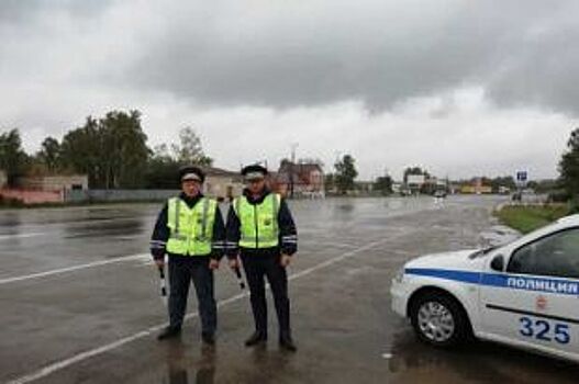 Инспектора ДПС спасли пенсионеров на трассе в Челябинской области