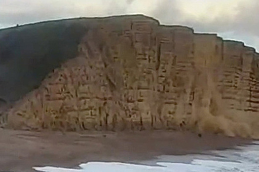 Обрушение скалы на гулявших по пляжу туристов попало на видео