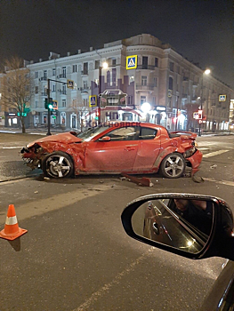 Иномарка врезалась в дом после столкновения с легковушкой в центре Красноярска