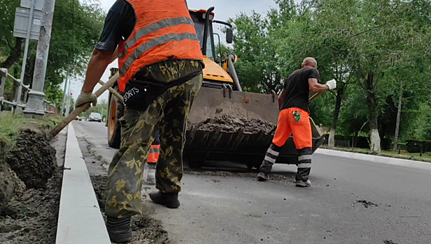 В Оренбурге на проспекте Парковом идет устройство бордюров