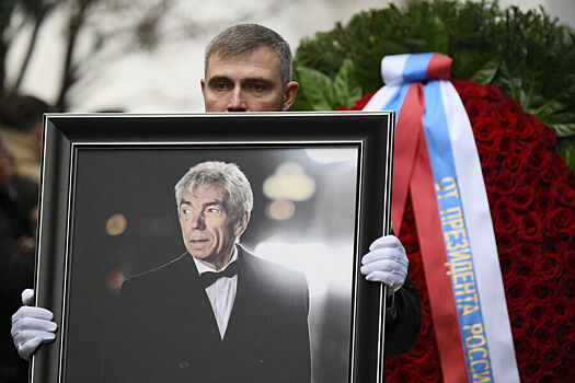 Путин прислал венок на прощание с Николаевым