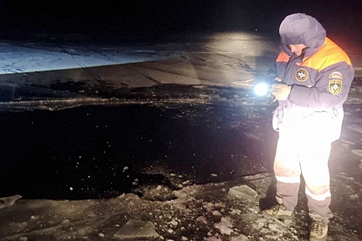 Машина с людьми провалилась в озеро Байкал и затонула на глубине 700 метров