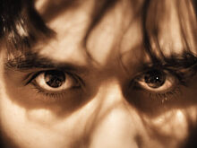 Взгляд прямо в глаза: как такое поведение лжецов объясняют психологи