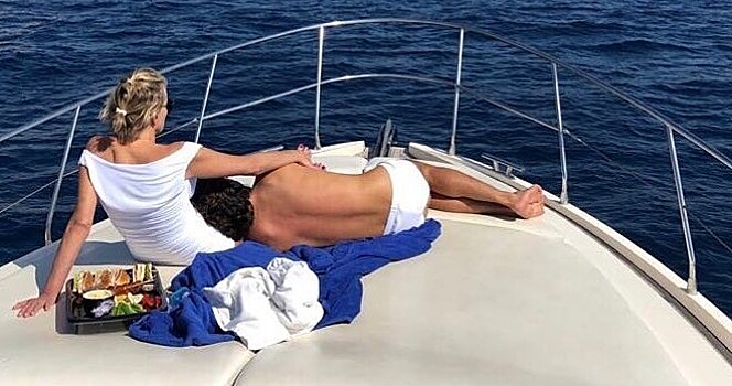 «Уикенд в раю»: 60-летняя Шэрон Стоун отдыхает на яхте с молодым итальянским миллионером