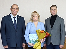 Владимир Мутовкин и Иван Краснов от имени депутатов пензенской гордумы поздравили Лидию Белякову с днем рождения