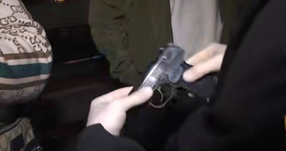 Московские полицейские нашли у пассажира такси пистолет и патроны