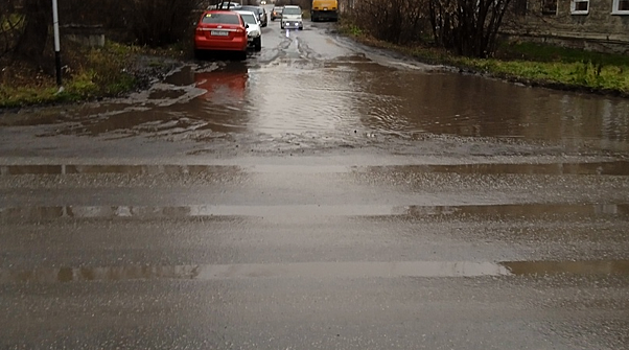 Затопленная улица возмутила жителей Кузбасса