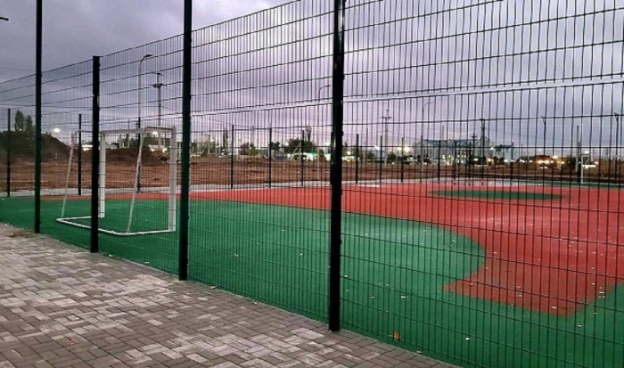 В Волгограде завершается строительство спортивной площадки