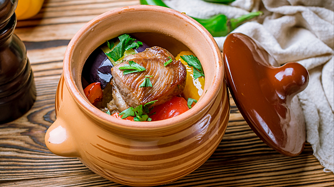 Восемь интересных рецептов блюд в горшочках