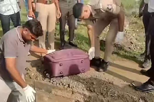 В Индии мужчина засунул в чемодан и выкину девушку, требовавшую на ней жениться