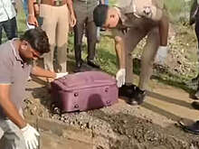 В Индии мужчина засунул в чемодан и выкину девушку, требовавшую на ней жениться