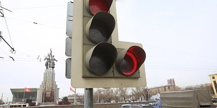 Старые светофоры в Москве будут менять на новые с запрещающей стрелкой