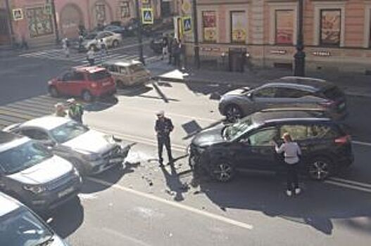 В центре Петербурга две иномарки не поделили дорогу