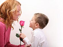 Ее пятилетний сын сначала был в замешательстве, когда она пригласила его на свидание. Но ее поступок — это золото!