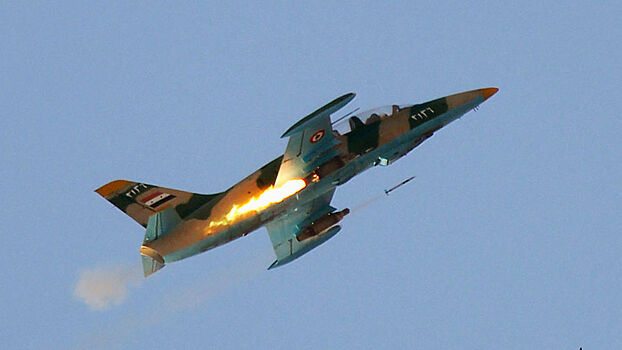Истребитель сирийских ВВС в небе над Алеппо
