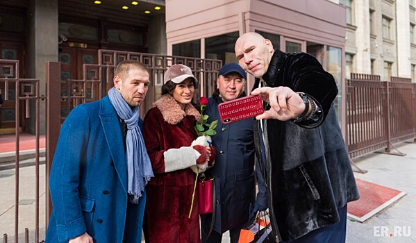 Депутаты поздравили женщин на улицах Москвы